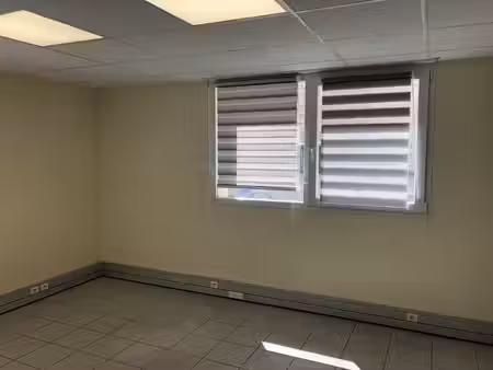 bureau à usage professionnel - 16.80 m2 - 300 eur charges comp
