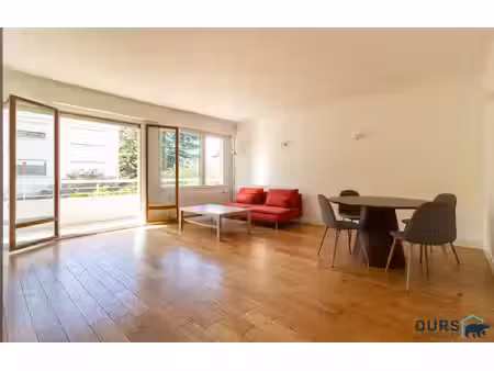 un très beau 2 pièces de 58 m² avec grand balcon et parking e
