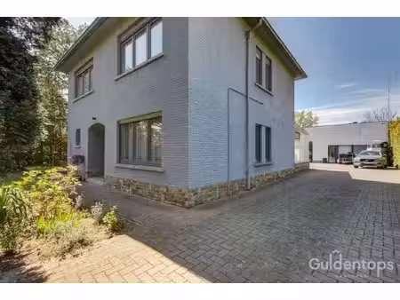 vrijstaande woning met atelier op perceel van 1776m2