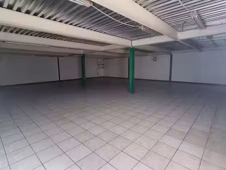 a louer local commercial au francois 150 m2