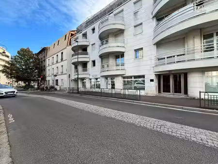 location commerce suresnes 92150 96m²