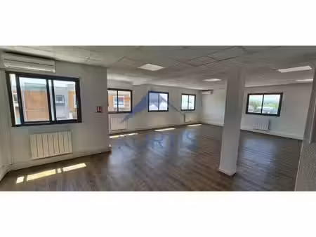 location local professionnel 86m² chassieu 69680