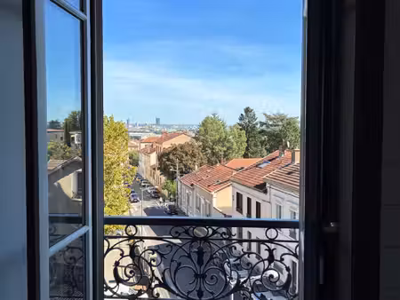 a louer - appartement t2 rénové en plein centre d'oullins  à