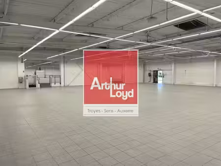 location local commercial 2 098m² troyes 10000