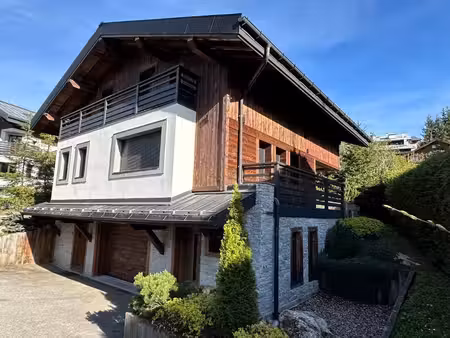 megeve rare chalet plein centre village 260 m² avec garage et parkings.