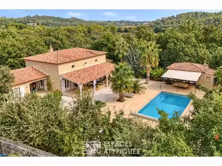 villa de standing  piscine  pool house  jardin