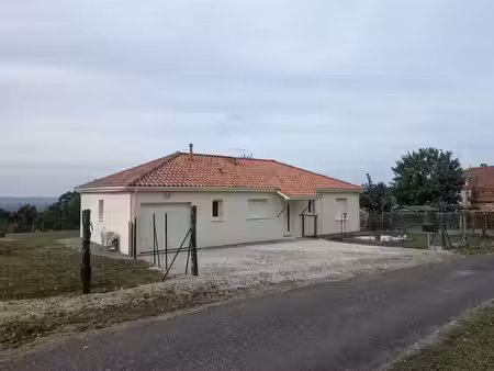 location meublée maison 4 pièces 91 m² à saint-vincent-du-pendit (46400)  860 €