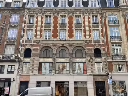 location local professionnel 220m²
