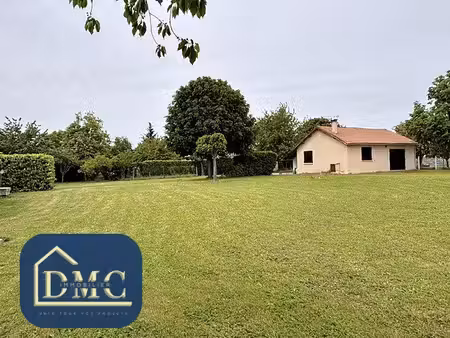 maison à rénover sur une parcelle d'environ 3 300 m2  proche