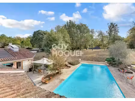 vacquiers: maison de caractère avec piscine et tennis au coeur de la forêt royale