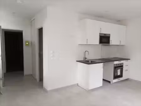 location appartement 1 pièce  27.80m²  bédarieux