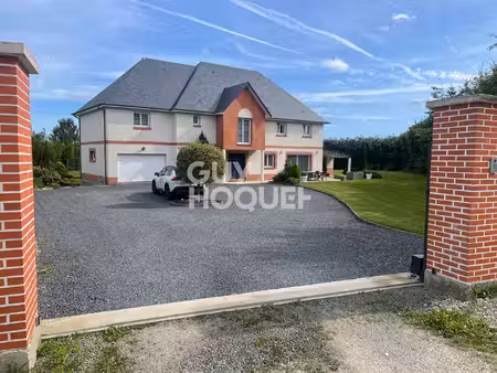 propriété contemporaine de 309 m²  5 chambres  cinéma privé et terrain de 2 600 m²