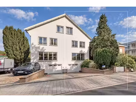 uitzonderlijk ruime woning met praktijkmogelijkheden op t...