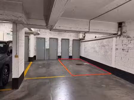 superbe parking à deux pas du parc du cinquantenaire !
