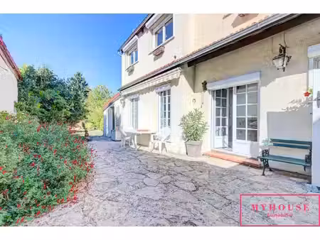 maison 4 pièces 76m2 sur une parcelle de 340m2 à 10 min métr