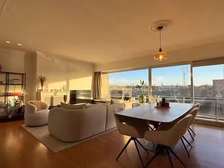 ruim twee-slaapkamer appartement met terras