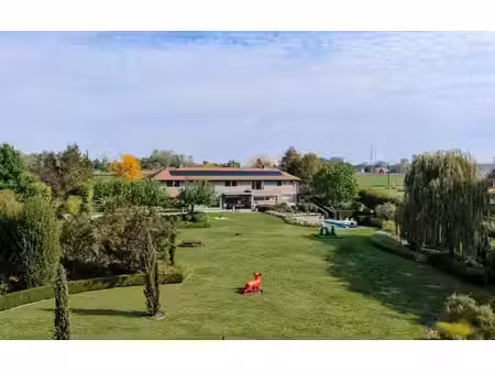 villa architecturale avec piscine sur un domaine privé excep