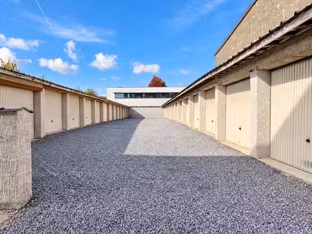 centraal gelegen garagebox in denderhoutem