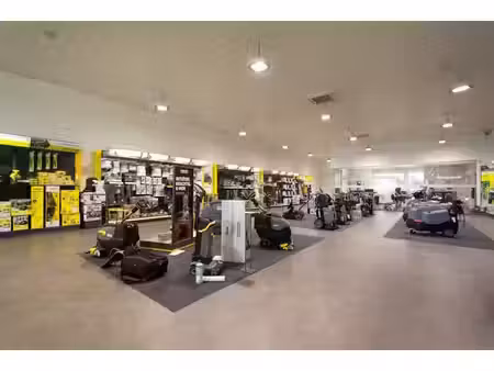 ruim handelspand met magazijn op commerciële ligging lang...