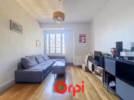 charmant t2 de 42 m² dans un immeuble des années 30 avec ascenseur