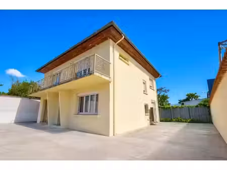 maison de 5 pièces de 180 m² près de bron