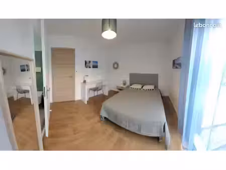 chambre spacieuse avec sdb et wc privés -proche pessac bordeaux