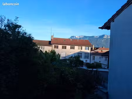 t2 meublé 37 m² avec balcon et terrasse - centre-ville de tullins
