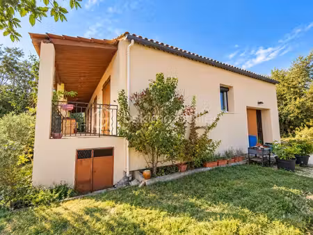 exclusivité – bourg-saint-andéol : maison au calme  terrain de 2 600 m² et belles dépendan