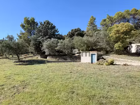 terrain constructible de 1 700 m2 dans un environnement calm