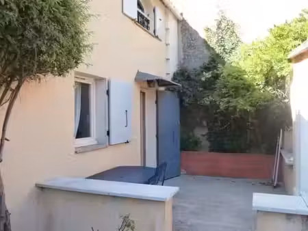 t2 meublé avec terrasse et stationnement