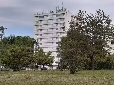 t4 avec ascenseur et douche