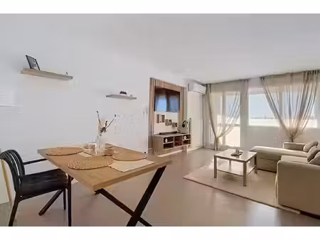 location t3 meublé rénové avec balcon et climatisation aux arcades  centre-ville de vitrol
