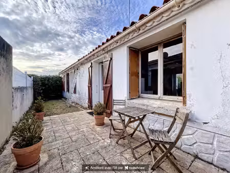 une maison en pierre  dans le village des conches entre nature et océan.