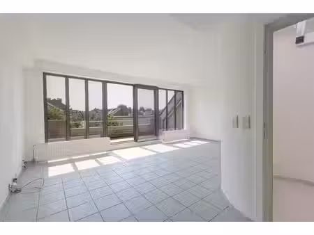 penthouse lumineux avec deux chambres et terrasse à vendre.