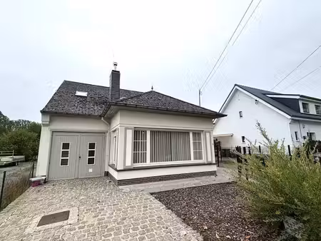 maison de style ouvert avec 3 chambres  un garage et un jard