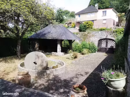 maison en pierre en co-propriété avec du charme en plein centre ville avec terrain et un é