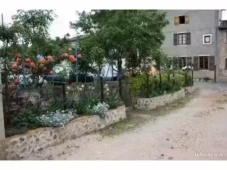 joli f2 avec terrasse et place de parking