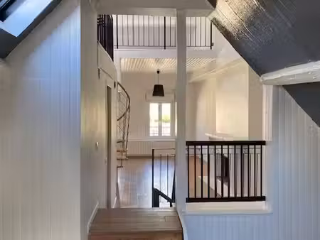 duplex atypique  lumineux et plein de charme de 76 20m2 au sol