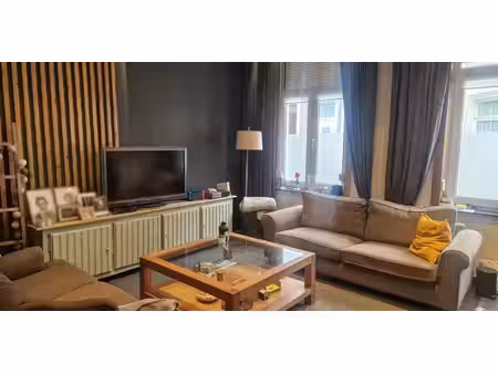 maison à louer à leuze pour € 850 avec 2 chambres à coucher
