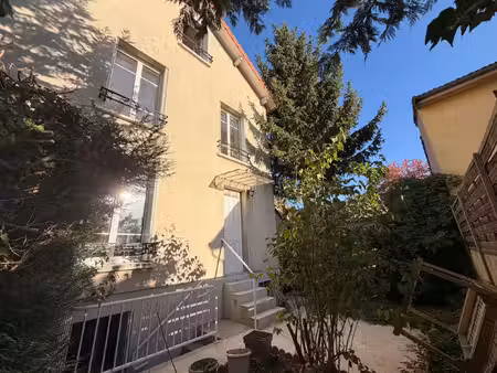 beaux volumes au charme de l’ancien au coeur du jardin paris