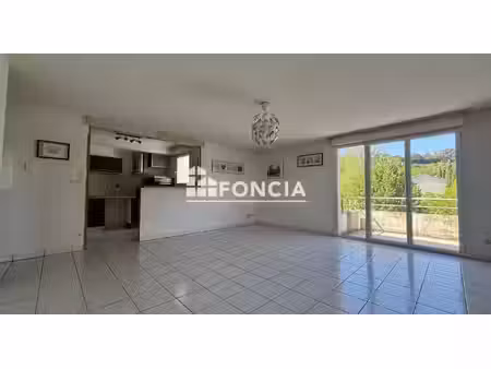 à vendre  bel appartement t3 de 67 m² situé au 2ᵉ étage d'une résidence récente avec pisci