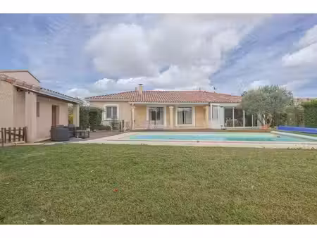 jolie maison de plain pieds t5 de 113 m2 sur 1100 m2 de terrain avec psicine