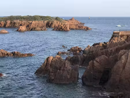 villa avec vue mer à saint-raphaël  à proximité d'une crique