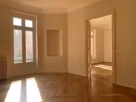 location t6 de 214 m² rue croix baragnon avec cave et parking