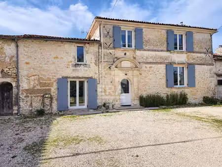 charmante maison charentaise rénovée avec piscine et jardin arboré