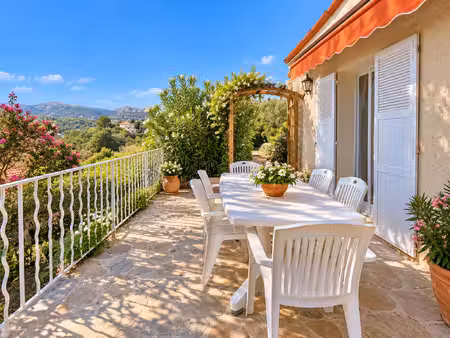 villa de macon avec vue sur le village de saint paul de venc