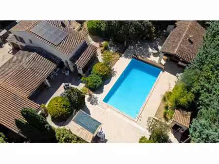 a vendre  vaste maison avec dépendances  à seulement 3 km d'uzès.