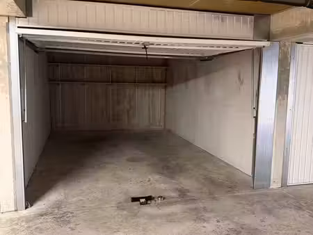 loue garage fermé 16 5 m² en résidence sécurisée _saint-cannat