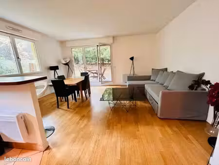 grand 2 pièces à louer en meublé à st cloud en rez de jardin + 2 terrasses
