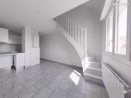 duplex lumineux avec parking – centre-ville d’ozoir-la-ferrière – 930 c.c